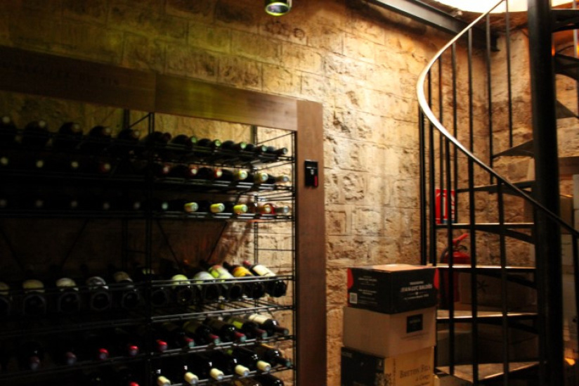 Epicerie Saint-Sabin, Cave à vin