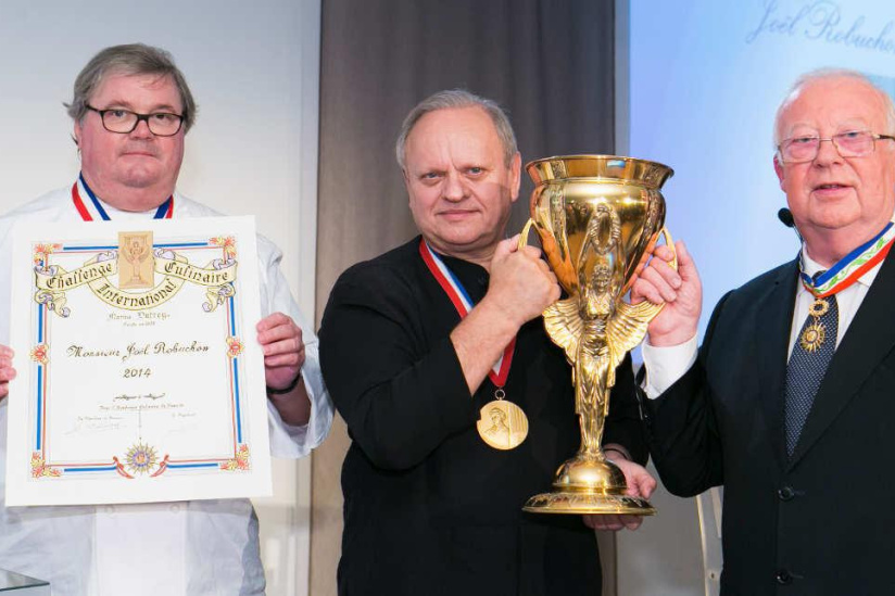 Joël Robuchon reçoit la coupe d'Or Marius Dutrey
