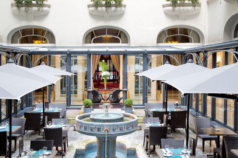 Une coupe de Champagne au "bar Terr'ice" du patio de l'Hôtel California