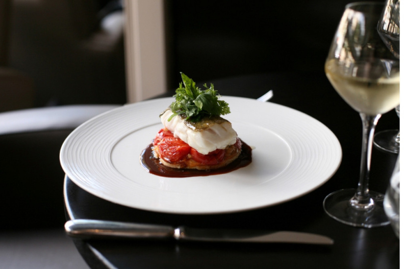 Dos de cabillaud rôti, tatin de tomates aux échalotes