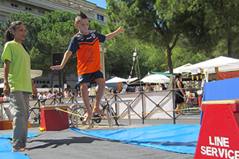 Slackline et échasses urbaines sur les Berges