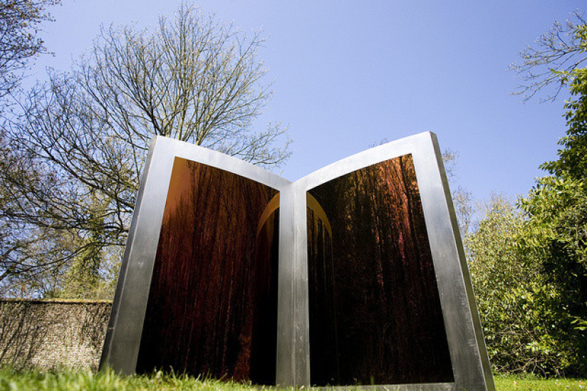 Open Book, l'œuvre offerte par la Reine Elizabeth II à Paris