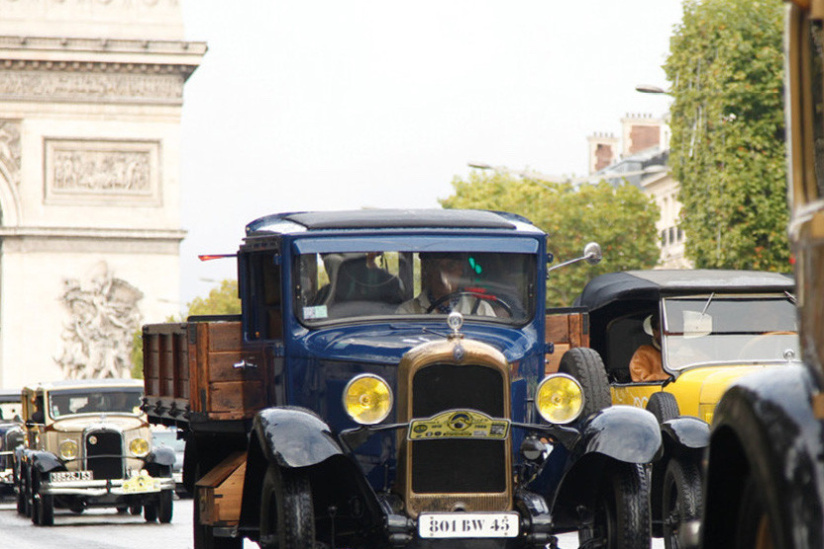 Un rallye de voitures anciennes dans les rues de Paris