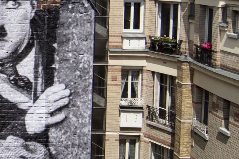 JR affiche Charlie Chaplin et Harold Lloyd en géant sur les murs du nouveau cinéma-hôtel Paradiso