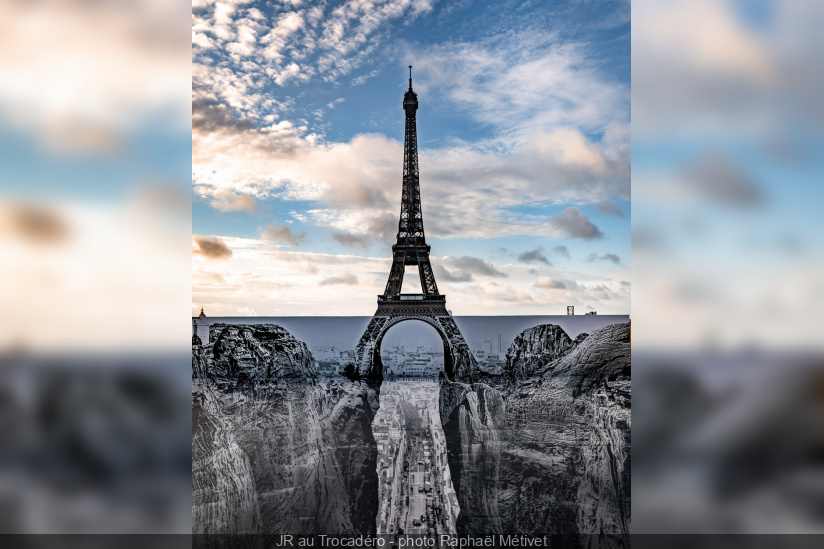 JR transforme Paris et la Tour Eiffel avec une anamorphose à Trocadéro