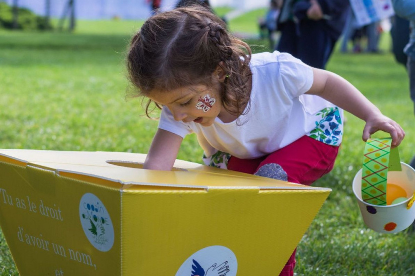 Chasse aux oeufs de Pâques du Secours Populaire au parc André Citroën en faveur des réfugiés d'Ukraine