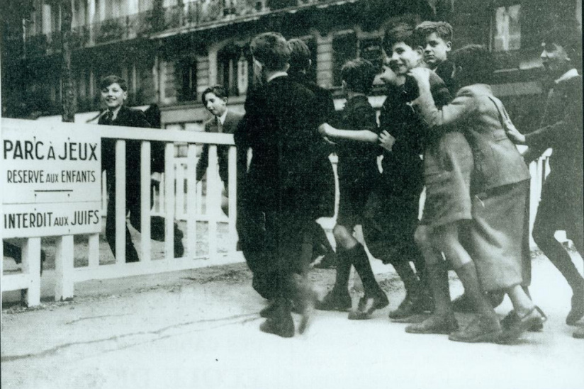 exxposition Mémorial Shoah, exposition Enfants Shoah, témoignage Shaoh, Anne Frank, Premières mesures antisémites à Paris en 1941.  Parc à Jeux « réservé aux enfants, interdit aux  Juifs ».  Crédit : © Mémorial de la Shoah/CDJC/Coll.  Urman