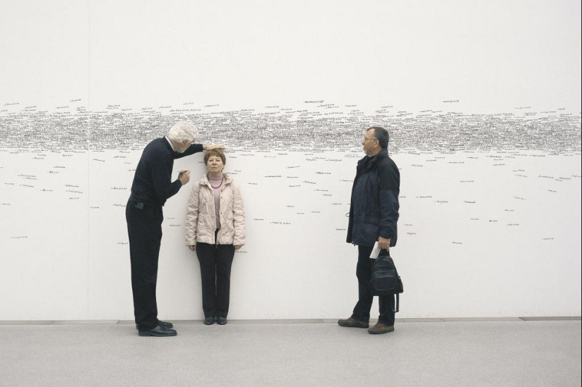 Exposition Roman Ondak Musée d'Art Moderne | Roman Ondák, Measuring the Universe, 2007 Courtesy de l’artiste, Collection Pinakothek der Moderne, Munich; MoMA, New York et Tate Modern, Londres.