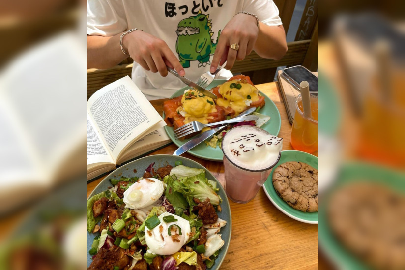 Pingwoo, le restaurant-café fleuri aux lattés chats craquants 