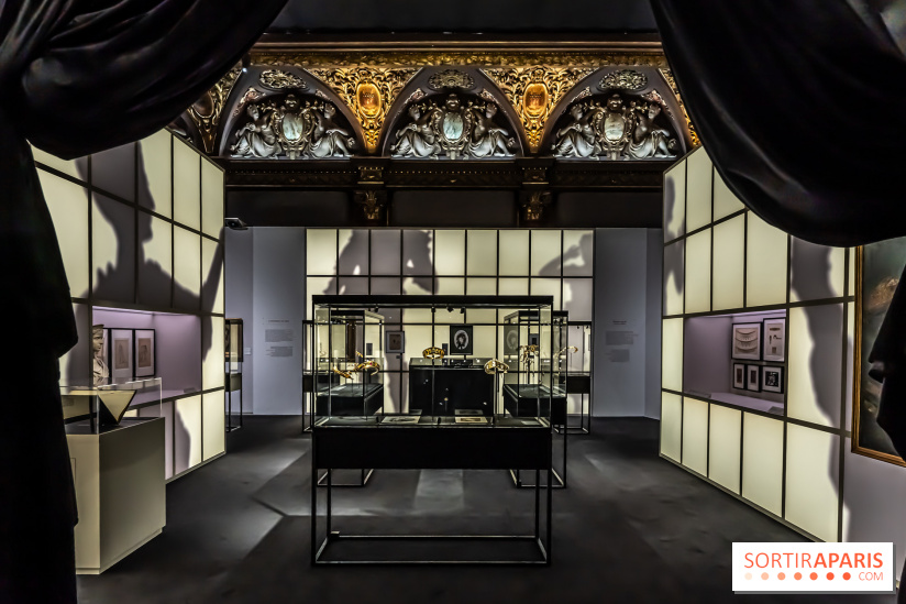L'exposition gratuite des Bijoux de scène de la Comédie Française se dévoile à l'Hôtel Mercy-Argenteau