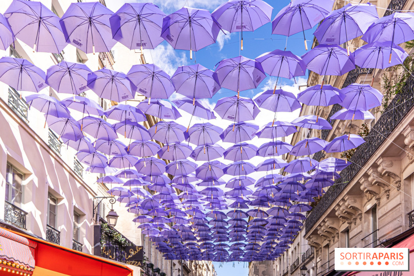 La rue Montorgueil transformée en Gotham pour célébrer la série The Penguin sur Max avec des parapluies violet