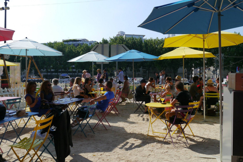 La Guinguette Solidaire Tous à Table et ses Apéricub's à Paris Plages