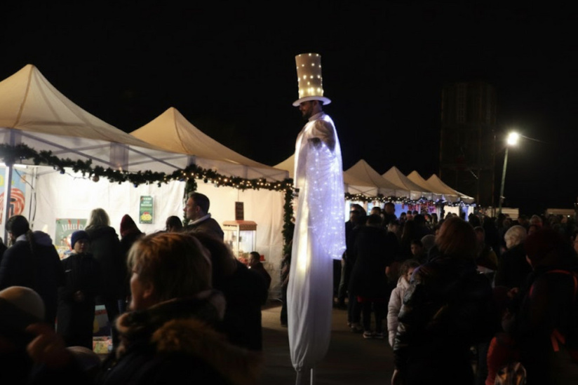 Ce marché de Noël du Val-de-Marne promet retraite aux flambeaux, petit train et magie ce week-end