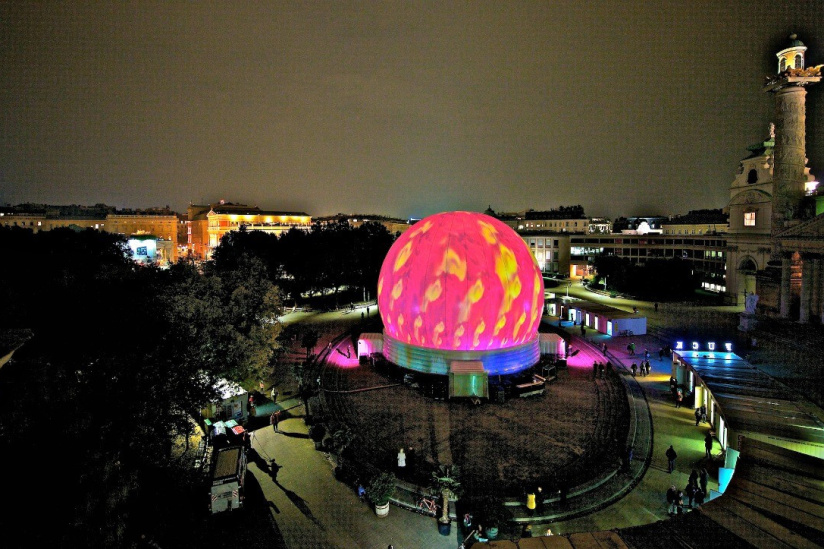 La ViennaSphere à Paris, place du Palais Royal