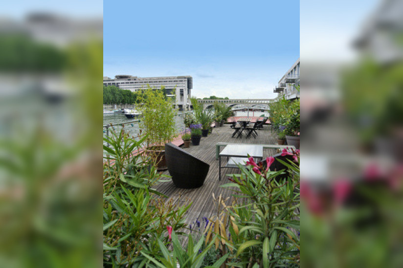 Le Playtime : la péniche terrasse piscine