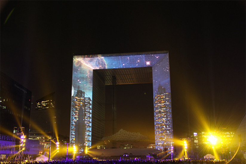 Espace, spectacle multimedia et pyrotechnique à la Défense