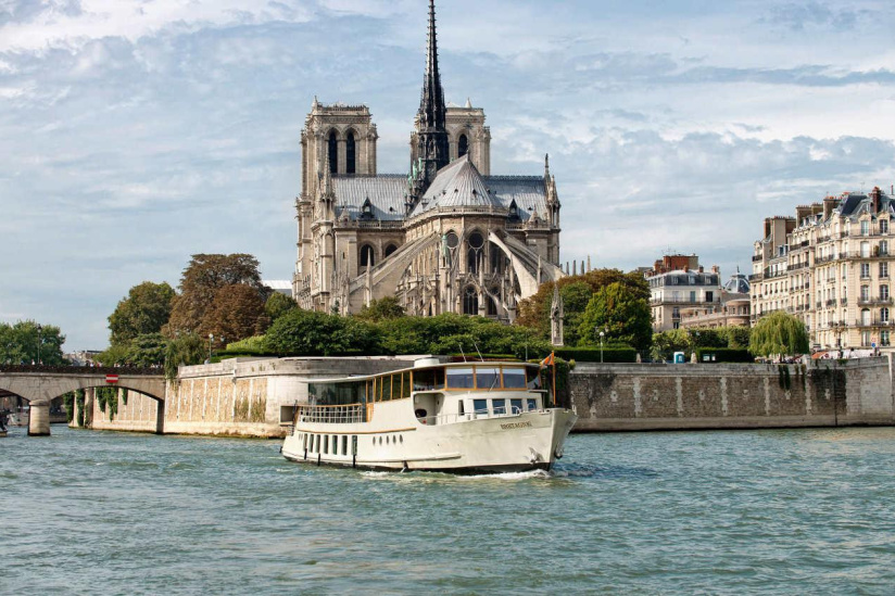 Le Bertagne, devant Notre-Dame de Paris