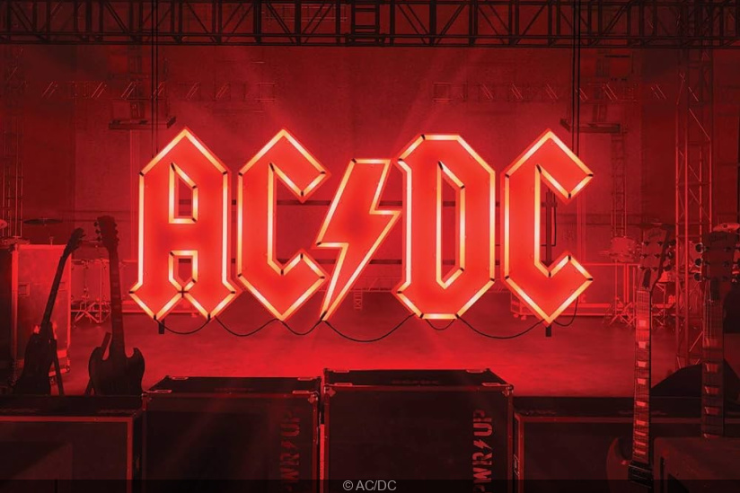 AC/DC popup veikals Fnac veikalā Parīzē par godu grupas 50 gadu