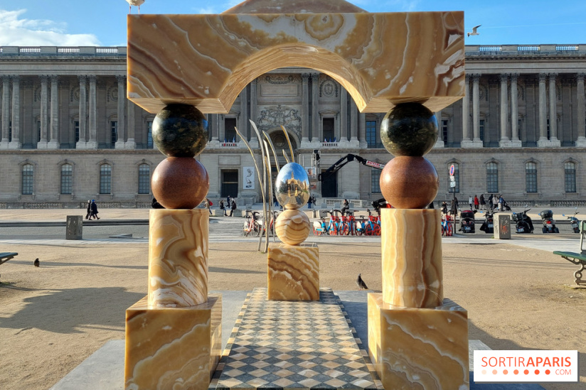 Paris : quel est ce portail monumental installé sur la place du Louvre ?