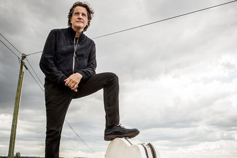 Francis Cabrel en concert aux Folies Bergère à Paris