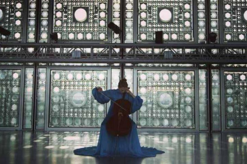 Vidéo : la violoncelliste Camille Thomas jour le Kaddisch de Ravel à l’Institut du monde arabe 