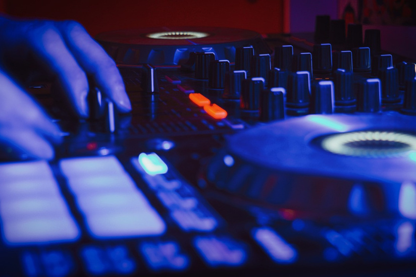 Diplo squatte les platines du T7 Paris