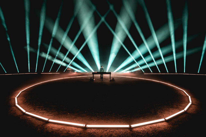 « Monumental Tour Europe » : les jardins du Palais-Royal à Paris transformés en temple de l’électro