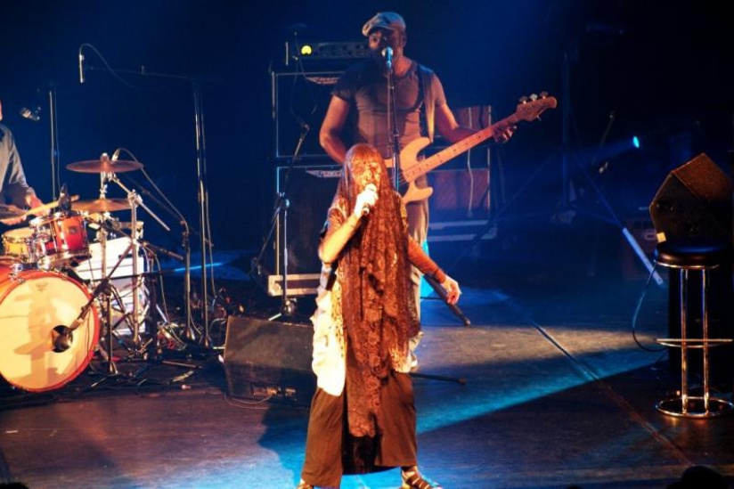 Brigitte Fontaine en concert au Bataclan en novembre 2013