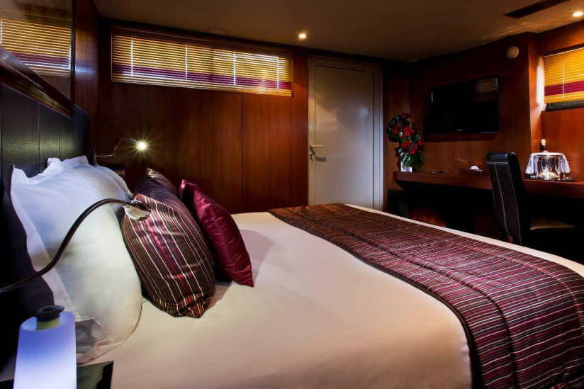 Nuit insolite au fil de l'eau, face à la Tour Eiffel