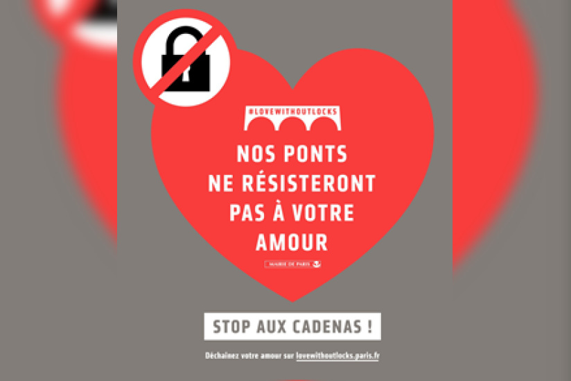 Installation des stickers #lovewithoutlocks pour mettre fin aux cadenas sur les ponts parisiens