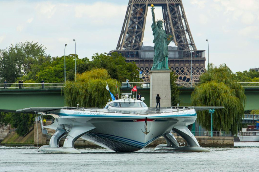 Le bateau solaire PlanetSolar au Parc Citroën