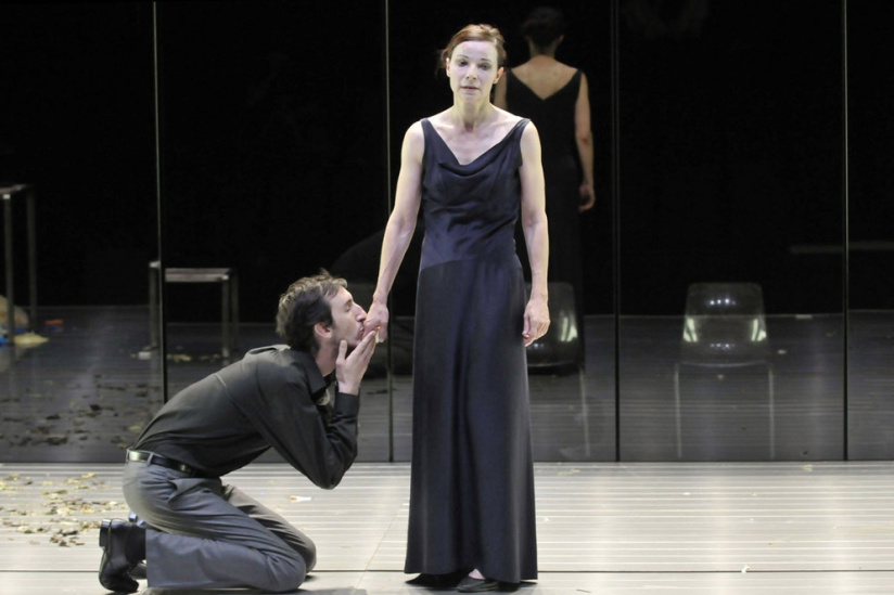 2008 Festival d'Avignon. "Feux" d' August Stramm.  Mes-scŽno-lumires : Daniel Jeanneteau, Marie Christine Soma.
Avec : Dominique Reymond, Julie Denisse, Mathieu Montanier, Jean-Louis Coulloc'h, Axel Bogousslavsky.
Costumes : Olga Karpinski.