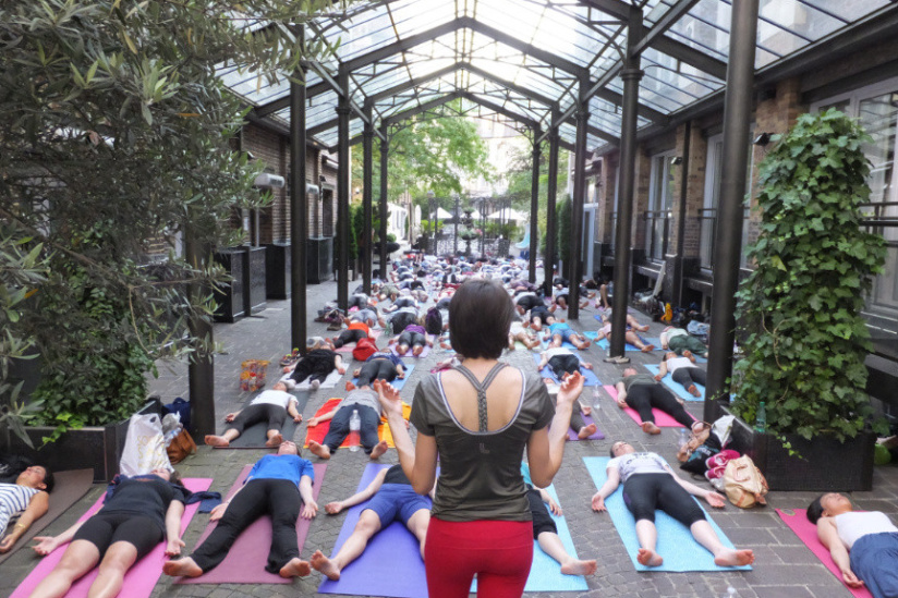 Faire du yoga dans la Cour intérieure de l'hôtel Les Jardins du Marais