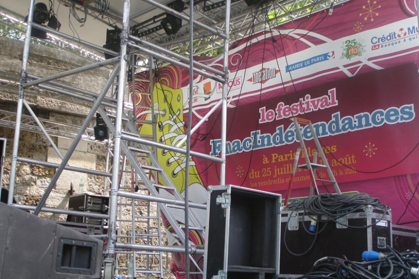 La scène du Festival Fnac Indétendances sur les bords de Paris plage