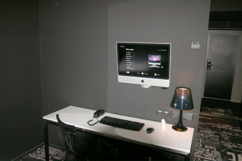 Imac accroché dans chaque chambre
