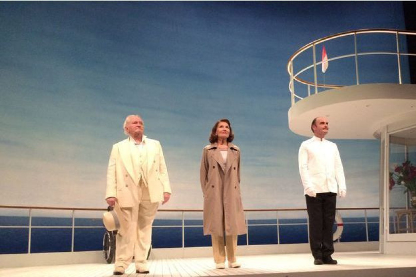 Skorpios au loin au Théâtre des Bouffes Parisiens