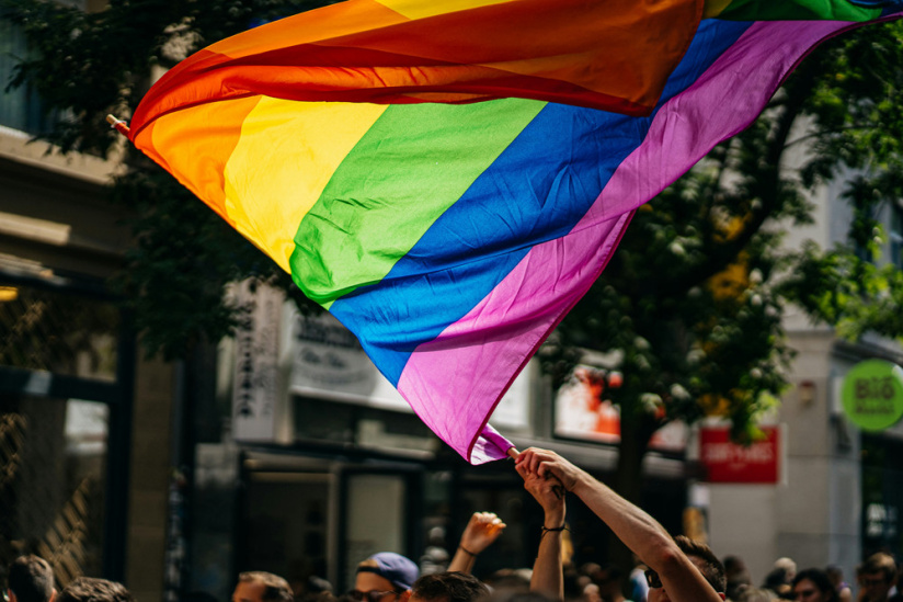 Mois des fiertés : d'où vient le drapeau LGBTQIA+ et pourquoi un arc-en-ciel ? 