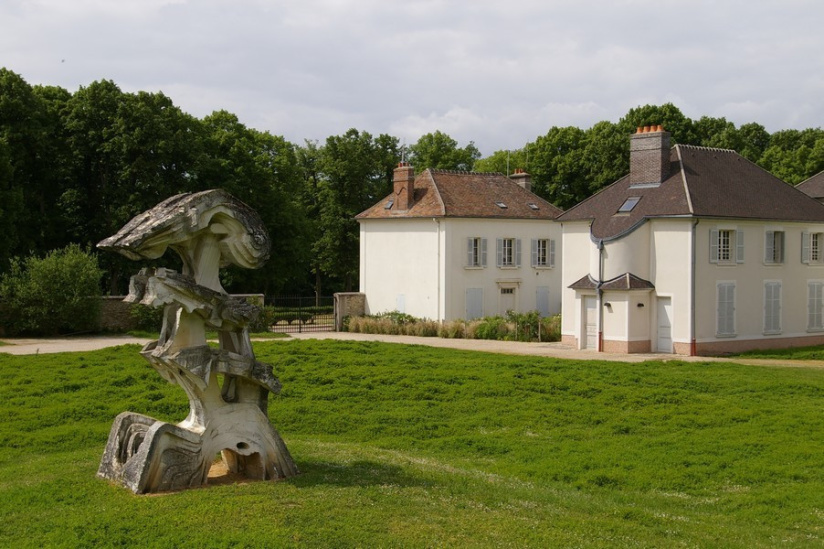Cet ancien pavillon de chasse en région parisienne cache un jardin de sculptures monumentales 