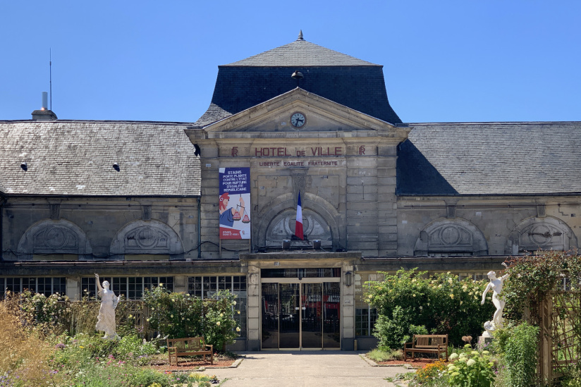 Cette mairie d'Île-de-France se trouve au cœur d'anciennes écuries