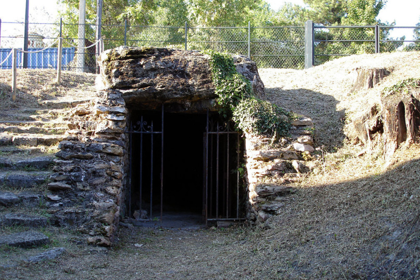 Cette allée couverte proche de Paris est en réalité un tombeau du Néolithique, et elle devrait bientôt rouvrir au public