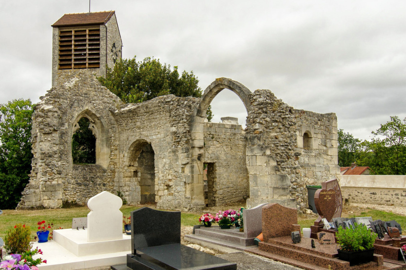 Ce cimetière francilien abrite les vestiges d'une des plus anciennes églises du Vexin
