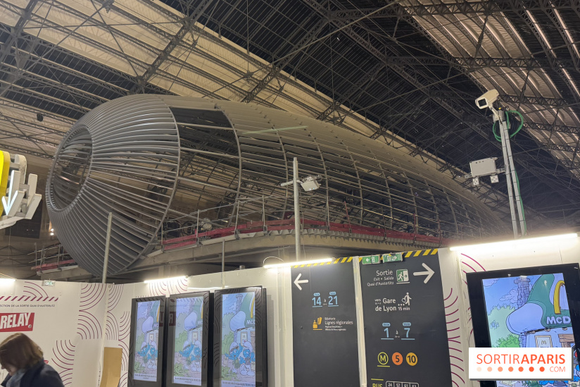Mais que fait ce ballon dirigeable au cœur de la Gare d'Austerlitz à Paris ? 