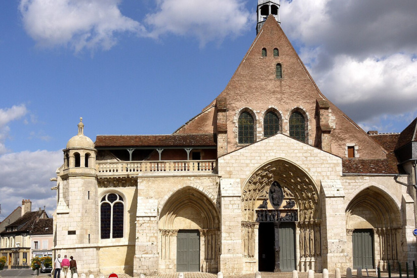 Au cœur d'une cité médiévale, cette église cache une lanterne des morts