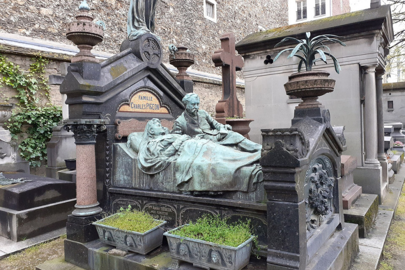 Cette tombe insolite du Père Lachaise représente un couple sur son lit conjugal