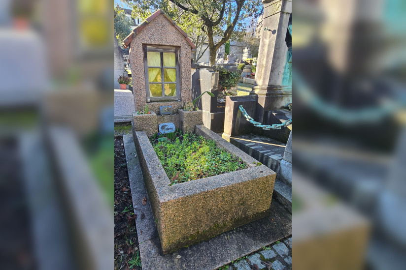 À Paris, cette tombe insolite prend la forme d’une maisonnette avec ses occupants à la fenêtre