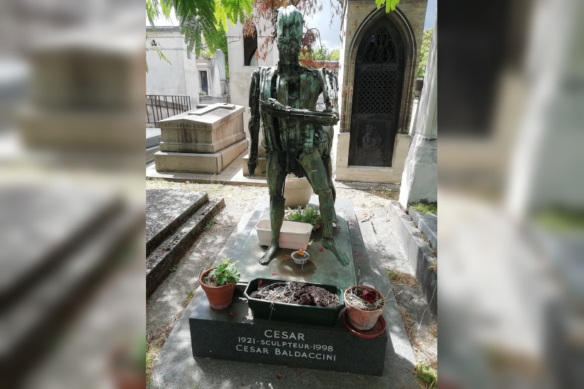 Au cimetière de Montparnasse, un centaure veille sur la tombe de César