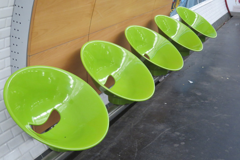 RATP : Des stickers pour faire respecter la distanciation sociale dans le métro