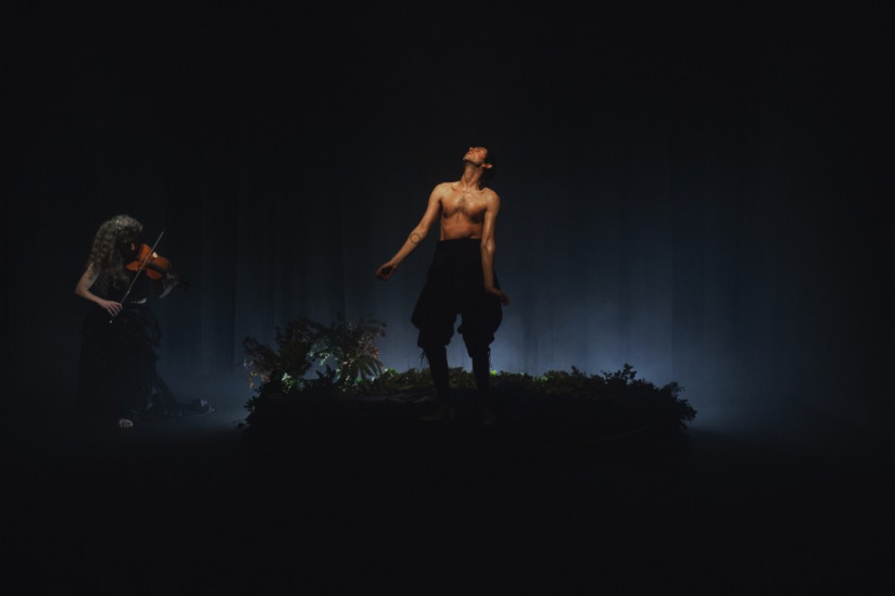 Analphabet : le pièce queer et poétique d’Alberto Cortés au Théâtre de la Bastille