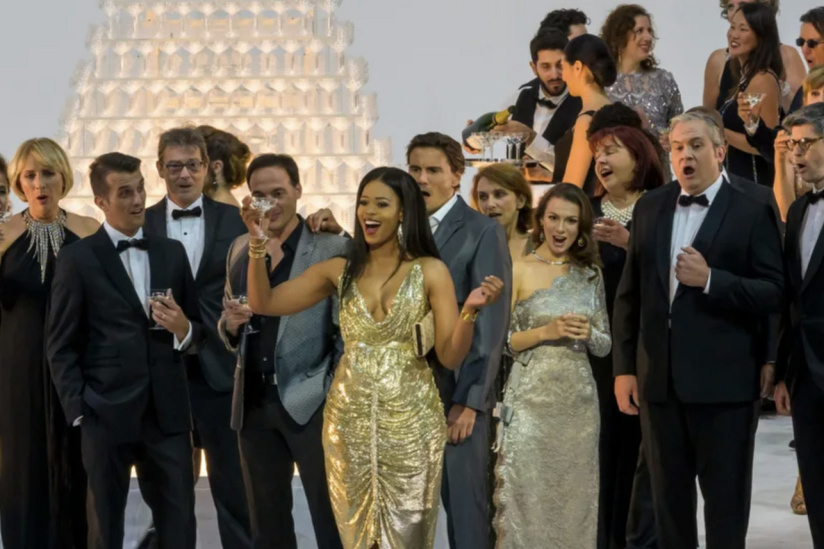 La Traviata à l’Opéra Bastille : l’opéra de Verdi réinventé à l’ère des réseaux sociaux