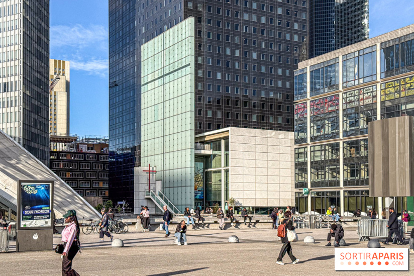Cette église moderne, au milieu des gratte-ciel, surprend par son architecture